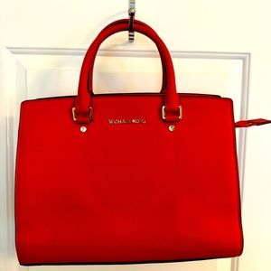 Michael Kors
SELMA LEATHER HANDBAG